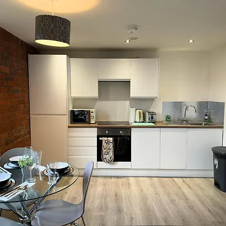 Stunning 2 Bed In Centre With Free Parking - Sleeps 7