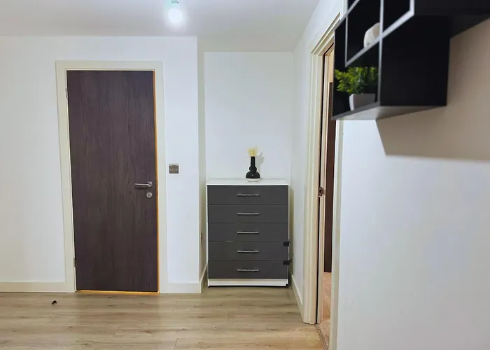 Stunning 2 Bed In Centre With Free Parking - Sleeps 7 * Bradford (West Yorkshire)