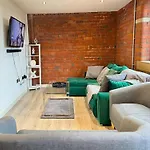 Stunning 2 Bed In Centre With Free Parking - Sleeps 7