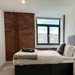 Stunning 2 Bed In Centre With Free Parking - Sleeps 7