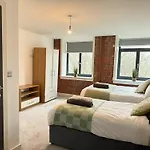 Stunning 2 Bed In Centre With Free Parking - Sleeps 7 公寓 布雷得佛