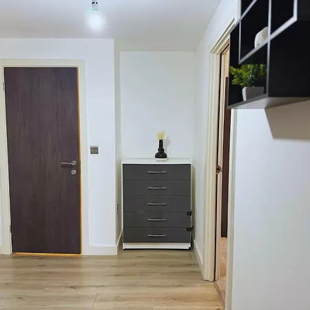 Stunning 2 Bed In Centre With Free Parking - Sleeps 7 * 布雷得佛