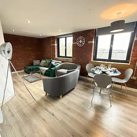 Stunning 2 Bed In Centre With Free Parking - Sleeps 7 * Bradford (West Yorkshire)